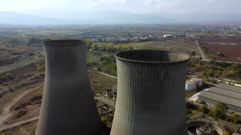 Antiguas-Torres-De-Refrigeración-De-Una-Central-Eléctrica-Abandonada-En-Ptolemaida,-Grecia