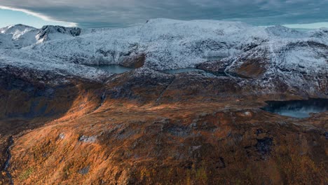 dicke wolken ziehen über die rostfarbene tundra