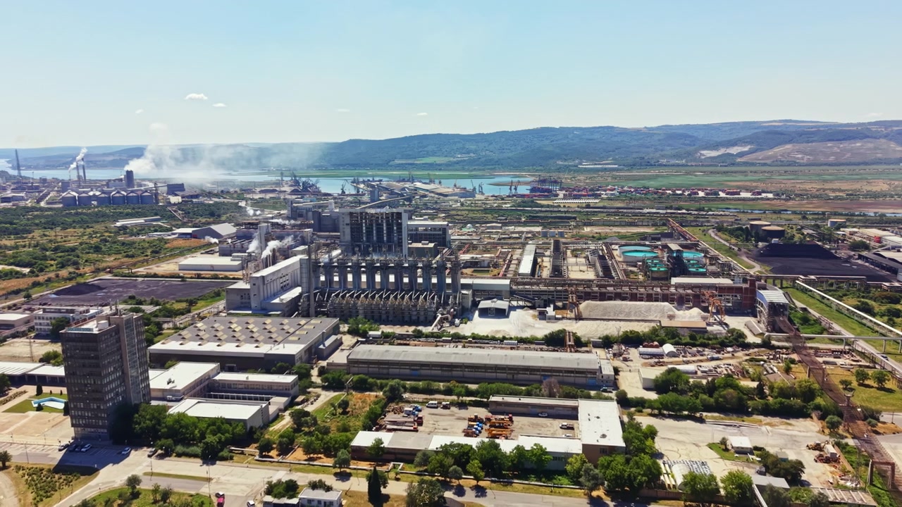 Zona industrial con fábricas y un río al fondo vista desde arriba durante un día despejado