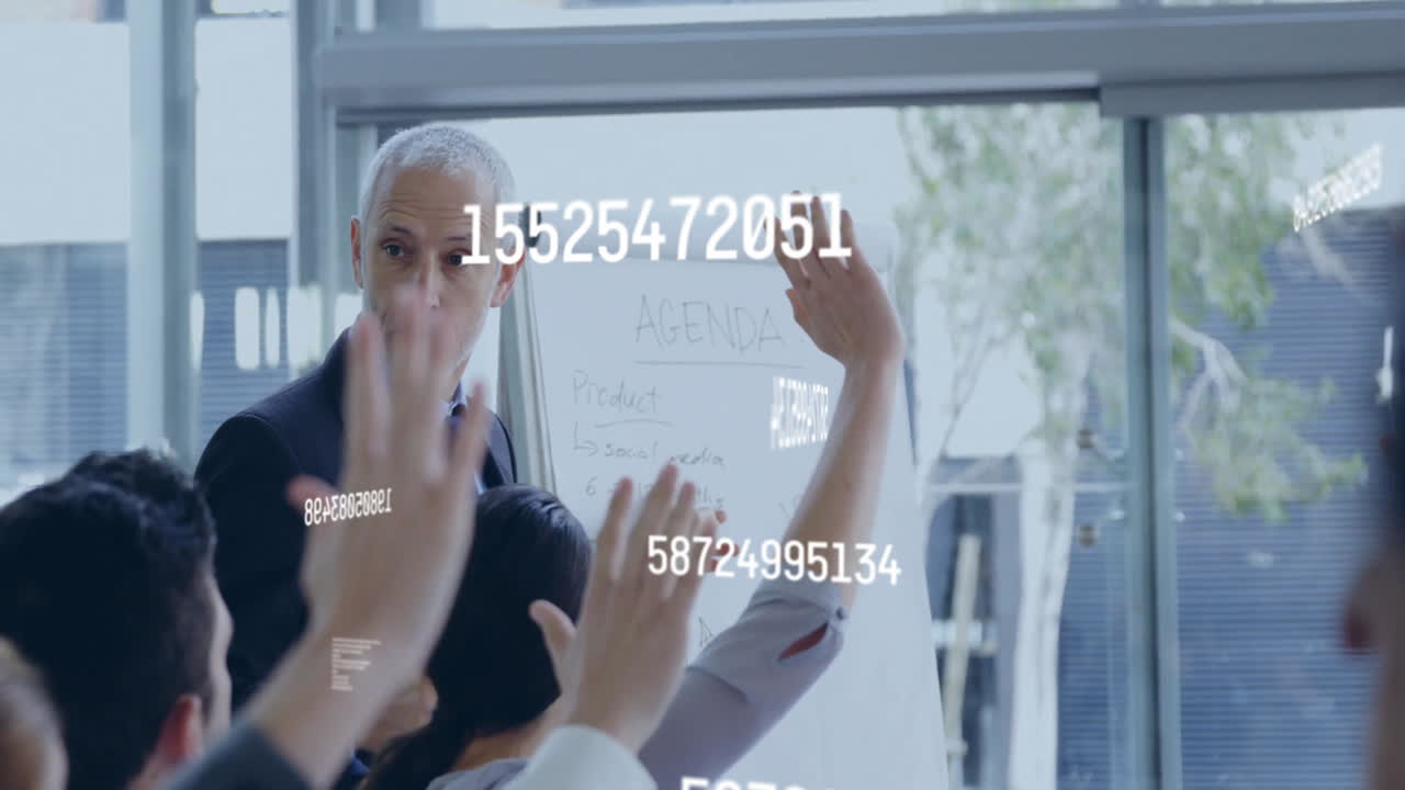 사무실에서 다양한 사업가들을 처리하는 숫자의 애니메이션