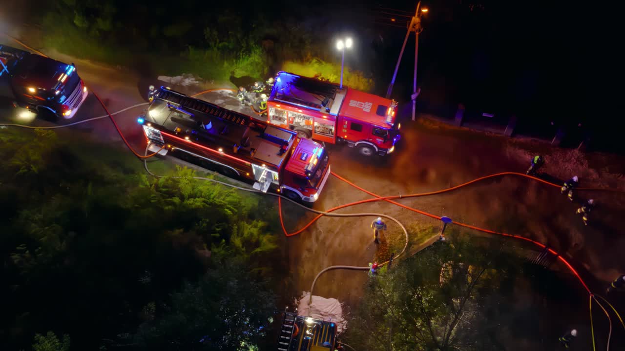el equipo de respuesta a emergencias controla el fuego nocturno