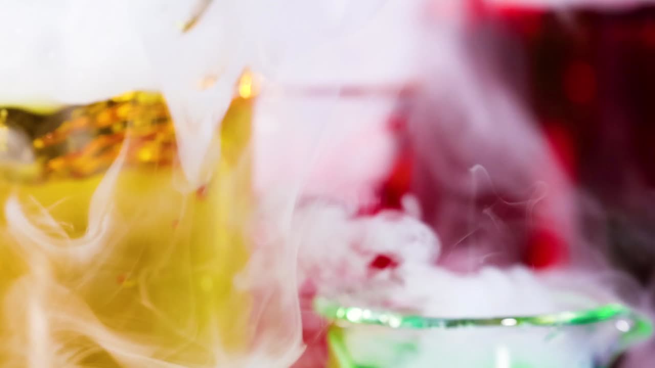 연기와 거품과 반응하는 진동하는 액체