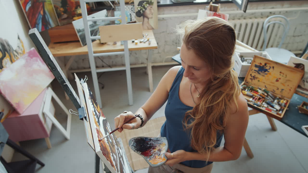 Frau malt in einem Kunststudio