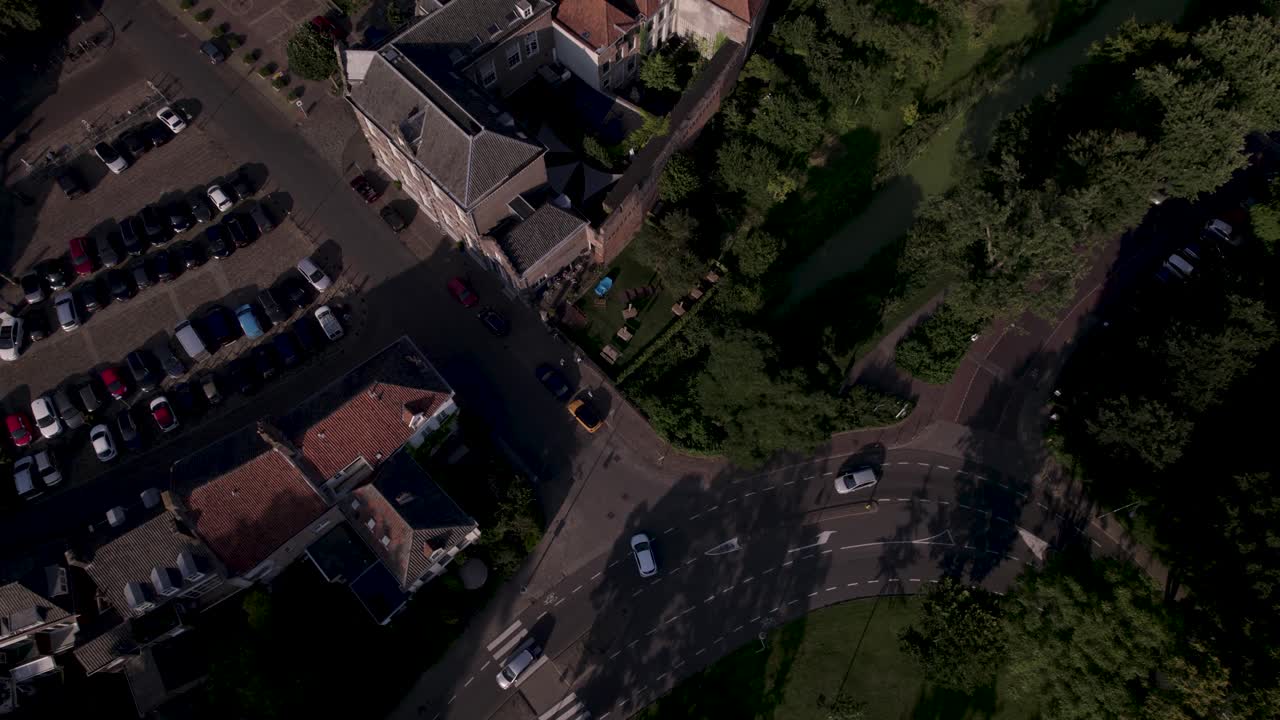 타워 타운의 역사적인 도시 벽 외부 도시 교차로에서 자동차의 하향식 시간 경과