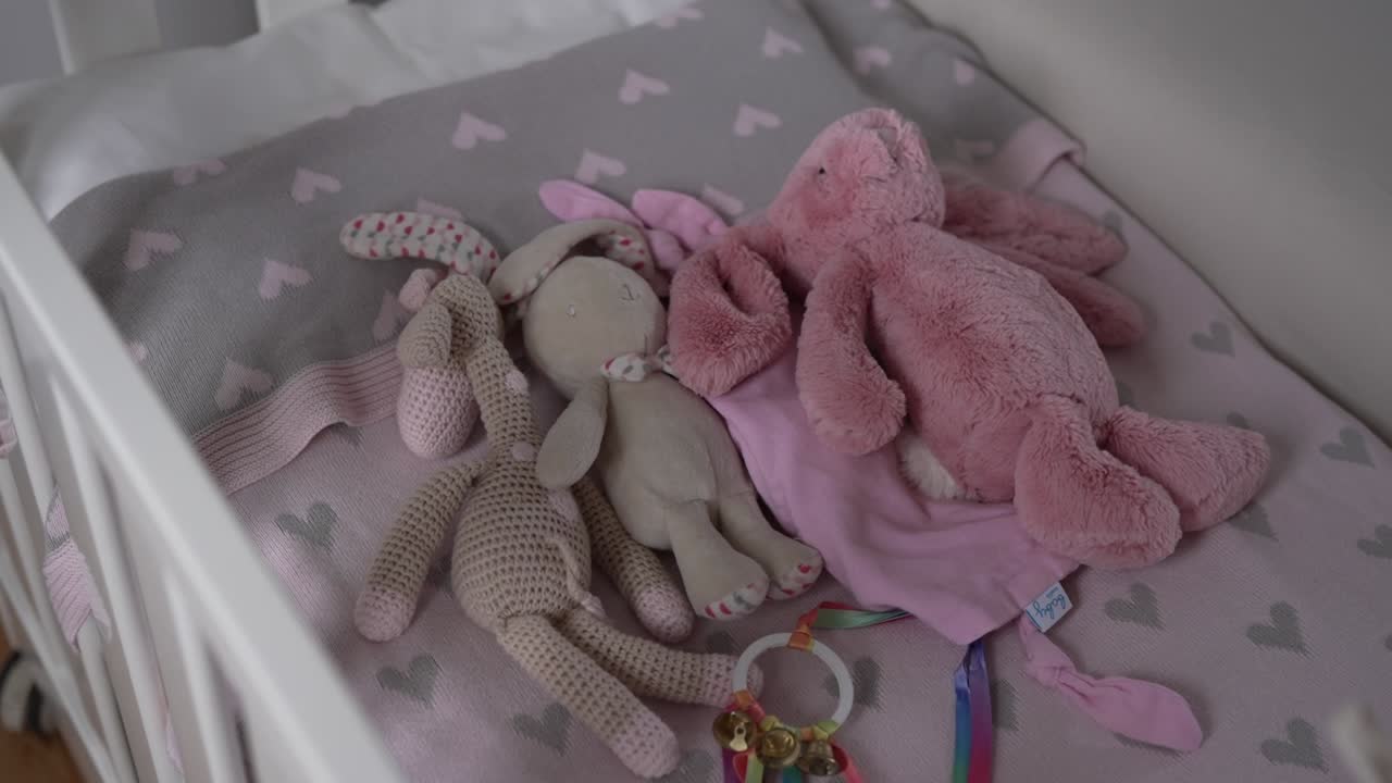 Culla con giocattoli e coperta