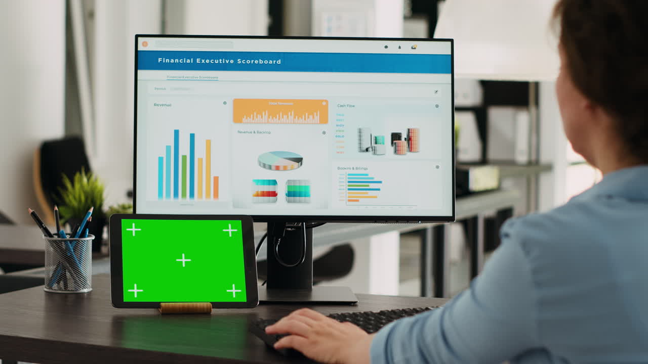 사업가 여성 은 그린 스크린 을 보고 있다