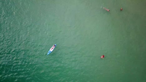 Eine-Luftaufnahme-Von-Menschen,-Die-Im-Meer-In-Der-Nähe-Des-Repulse-Bay-Beach-In-Hongkong-Schwimmen,-Als-öffentliche-Strände,-Die-Nach-Monatelanger-Schließung-Inmitten-Des-Coronavirus-Ausbruchs-Wieder-Für-Die-Öffentlichkeit-Geöffnet-Werden