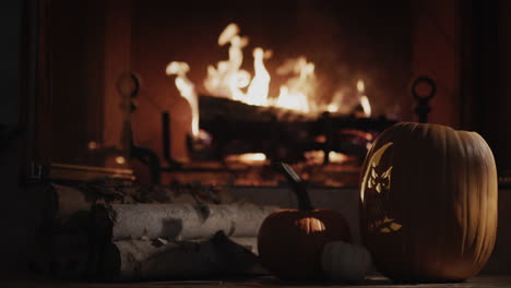 La-Casa-Está-Decorada-Para-Halloween,-La-Calabaza-Yace-Junto-A-La-Chimenea.-Calidez-Y-Comodidad-En-El-Hogar