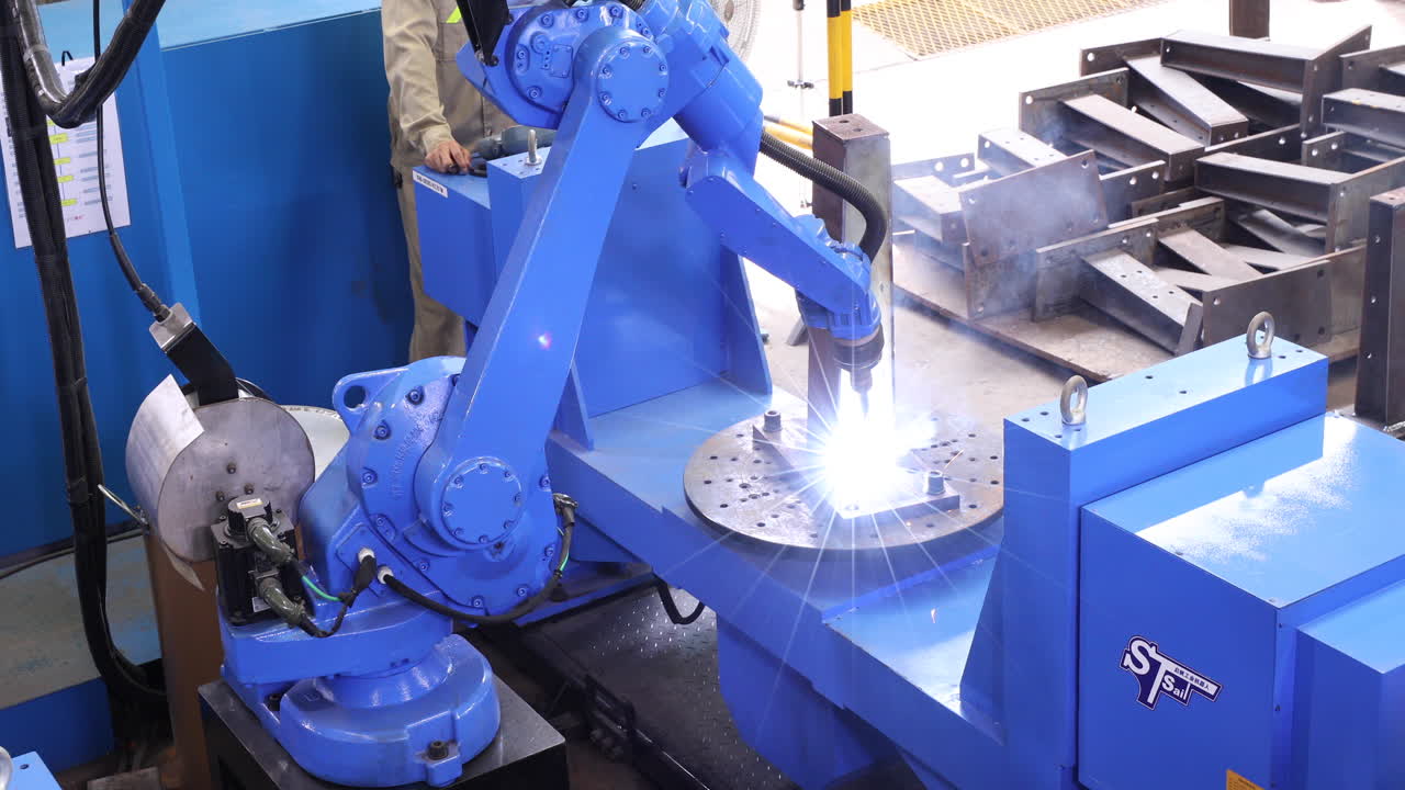 soldador robótico estructura metálica de soldadura con chispas y humo