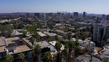 toma aérea panorámica baja de hollywood y la autopista 101 con el centro de los ángeles al fondo