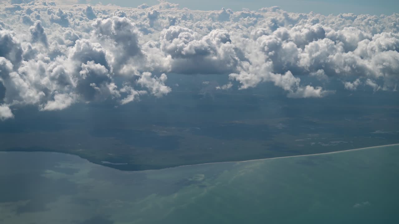 viendo las nubes y la costa de cancun mexico desde un avion, aerea