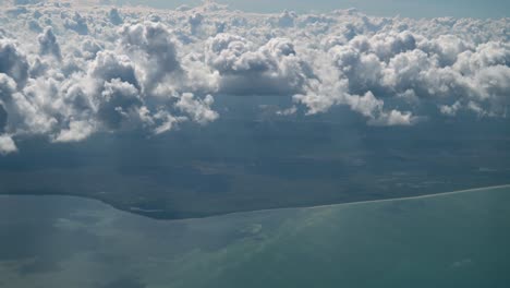 viendo las nubes y la costa de cancun mexico desde un avion, aerea