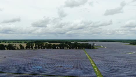 Revelación-De-La-Granja-Solar-Y-Sobrevuelo-A-Través-De-árboles-En-Tierras-Agrícolas-Rurales