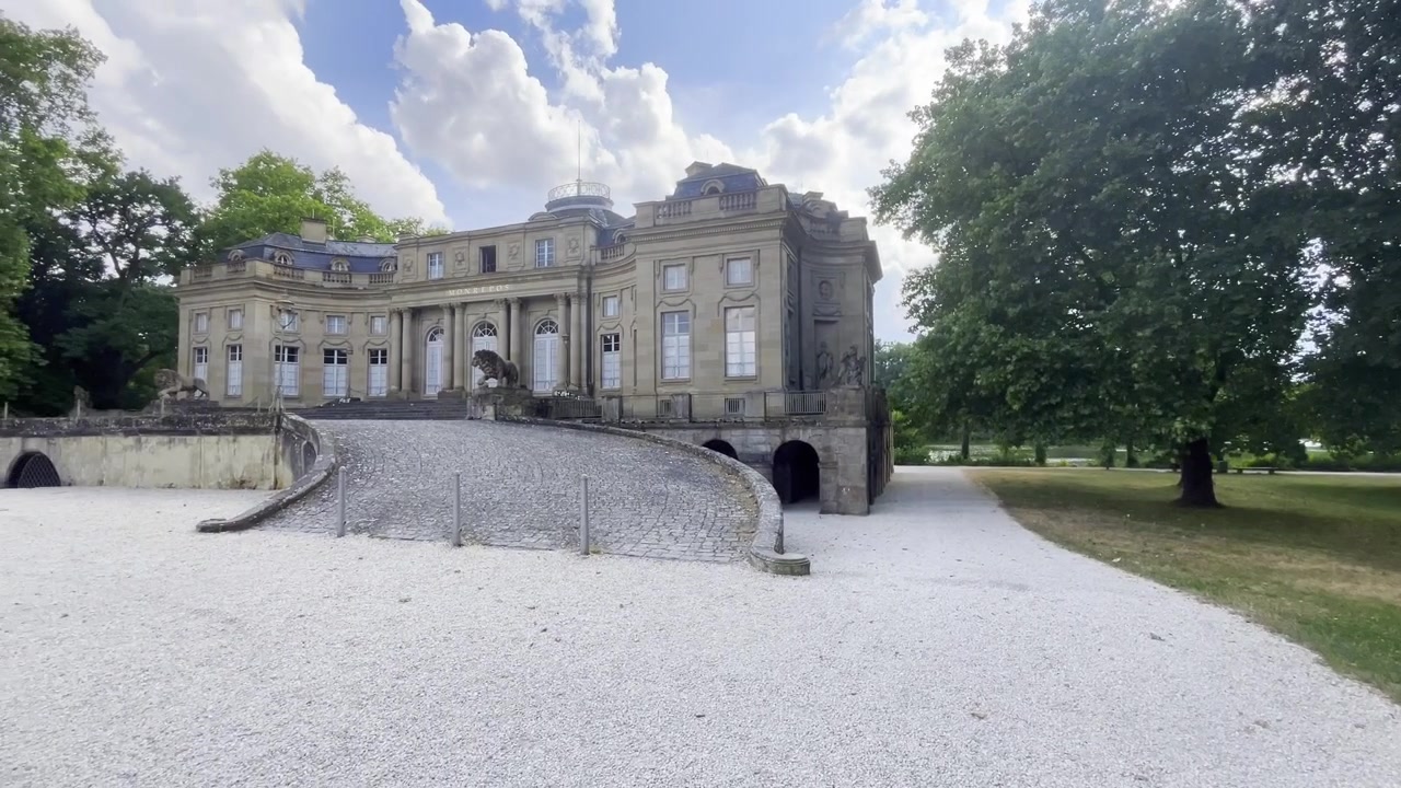Groothoekbeelden die de voorgevel van Paleis Monrepos in Ludwigsburg, Duitsland, naderen, met continue camerabeweging langs de geplaveide oprit