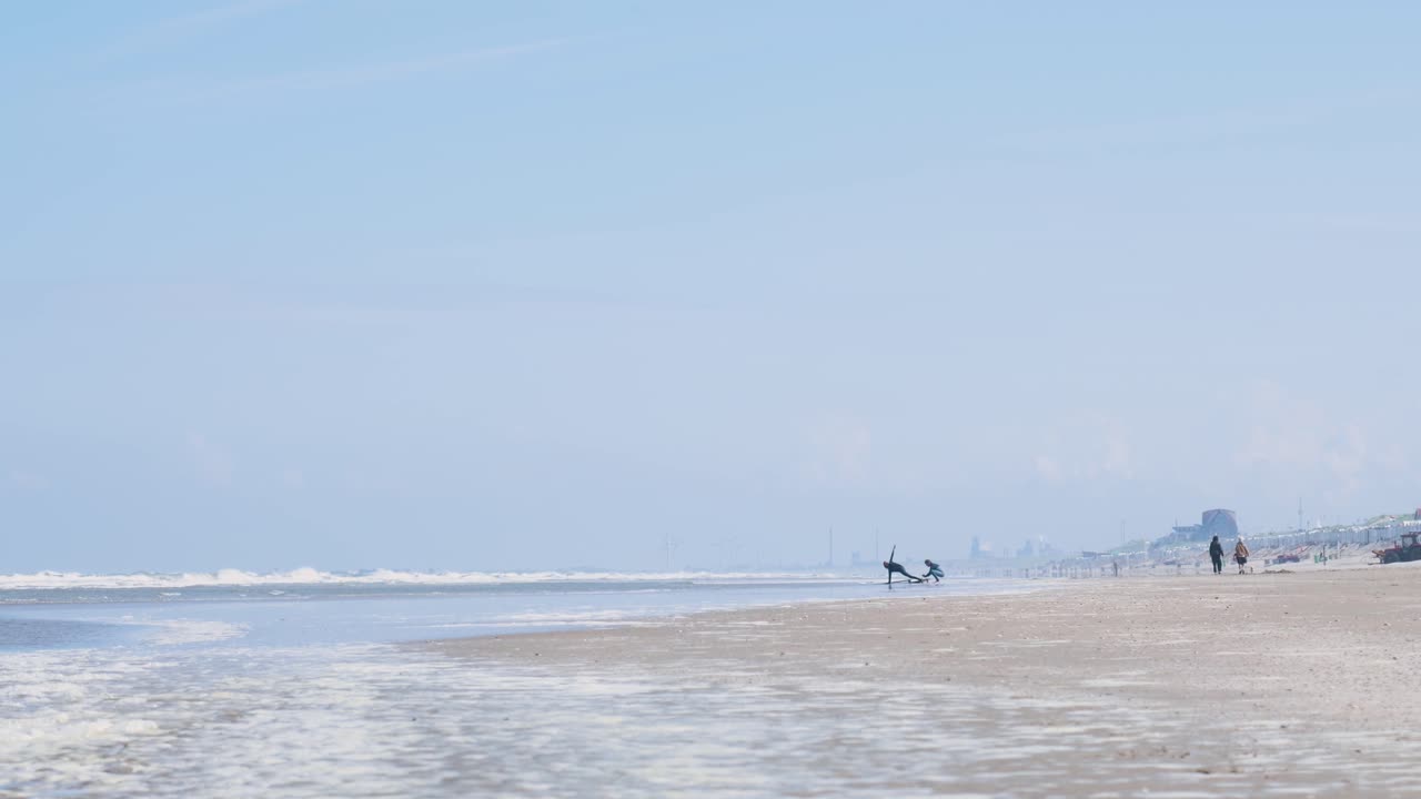 휴식을 취하는 사람 들 과 함께 해변 장면