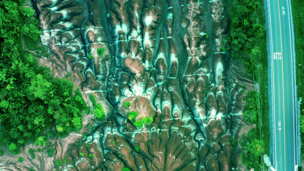 사막의 작은 강 위를 날아다니는 공중 촬영, 화려한 야생, 야생 장소 배드랜드