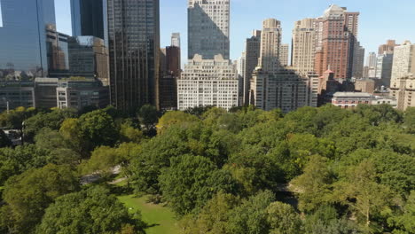 Vista-Aérea-Hacia-Atrás-Sobre-El-Parque-Central,-Soleado,-Tarde-De-Otoño-En-Nueva-York,-Estados-Unidos