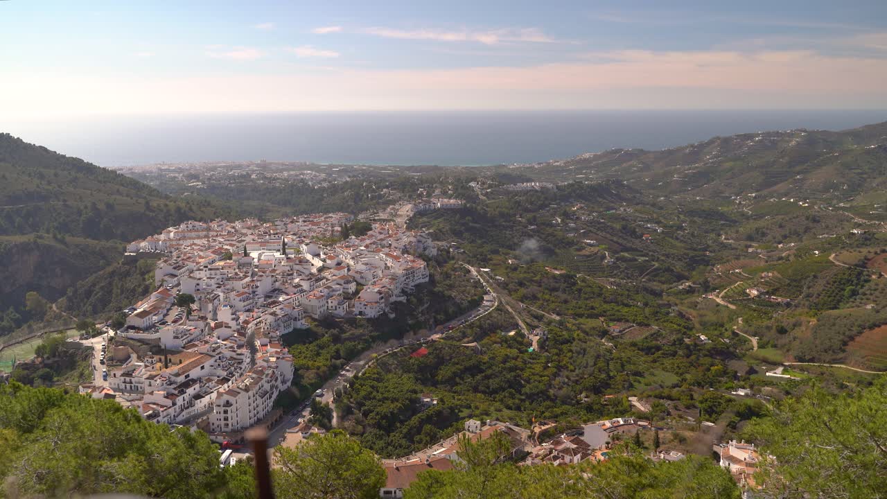 pueblo de frigiliana con casas blancas, paisaje verde y mar