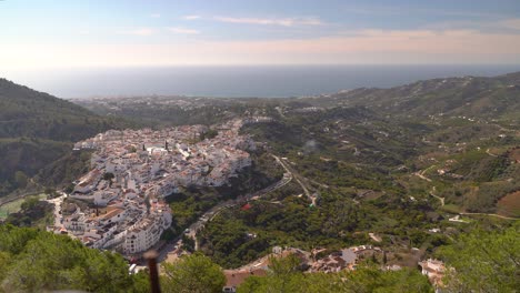 Pueblo-De-Frigiliana-Con-Casas-Blancas,-Paisaje-Verde-Y-Mar