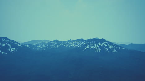 Las-Montañas-Están-Escondidas-En-Nubes-Bajas-Y-Niebla