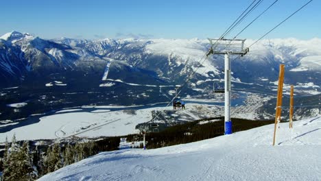 Seilbahnen-über-Dem-Schneebedeckten-Berg