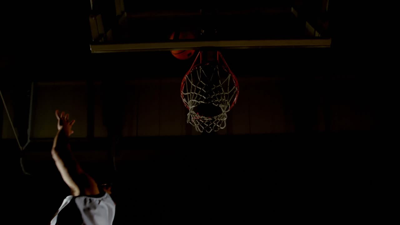 competidores jugando al baloncesto en la cancha 4k