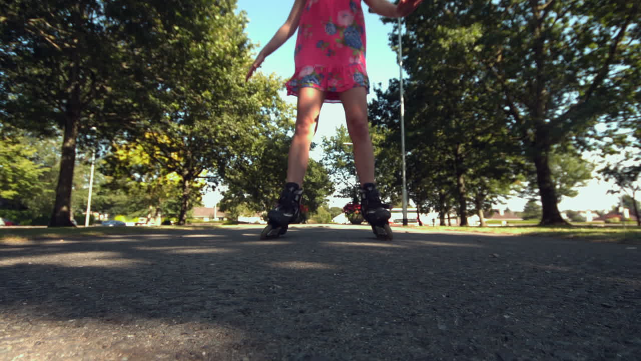 una rubia sonriente patinando en el parque.