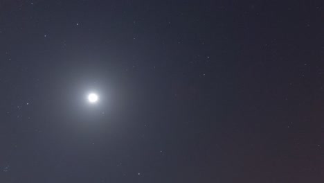 luz de la luna brillante con estrellas relucientes en el cielo azul de la noche oscura