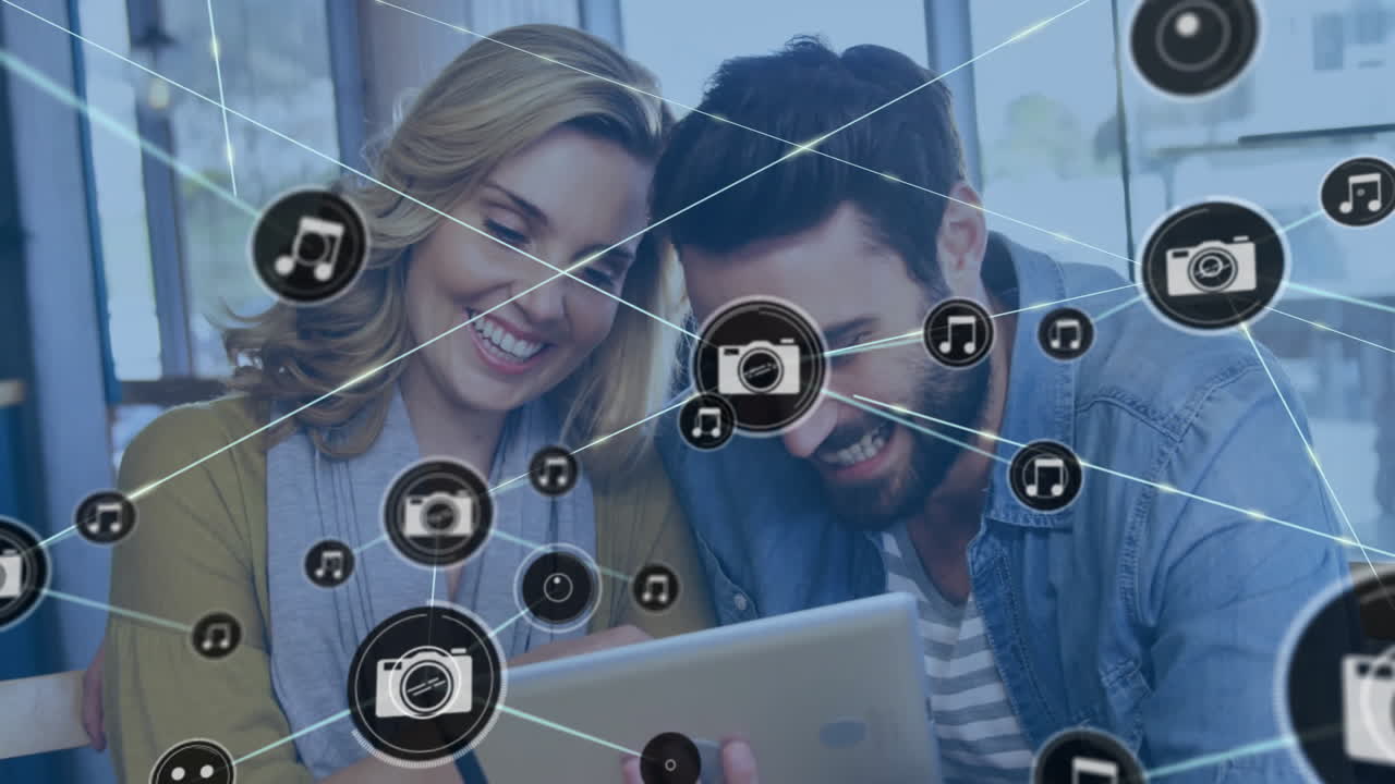 animación de la red de conexiones con iconos de cámara sobre diversas personas de negocios con tableta