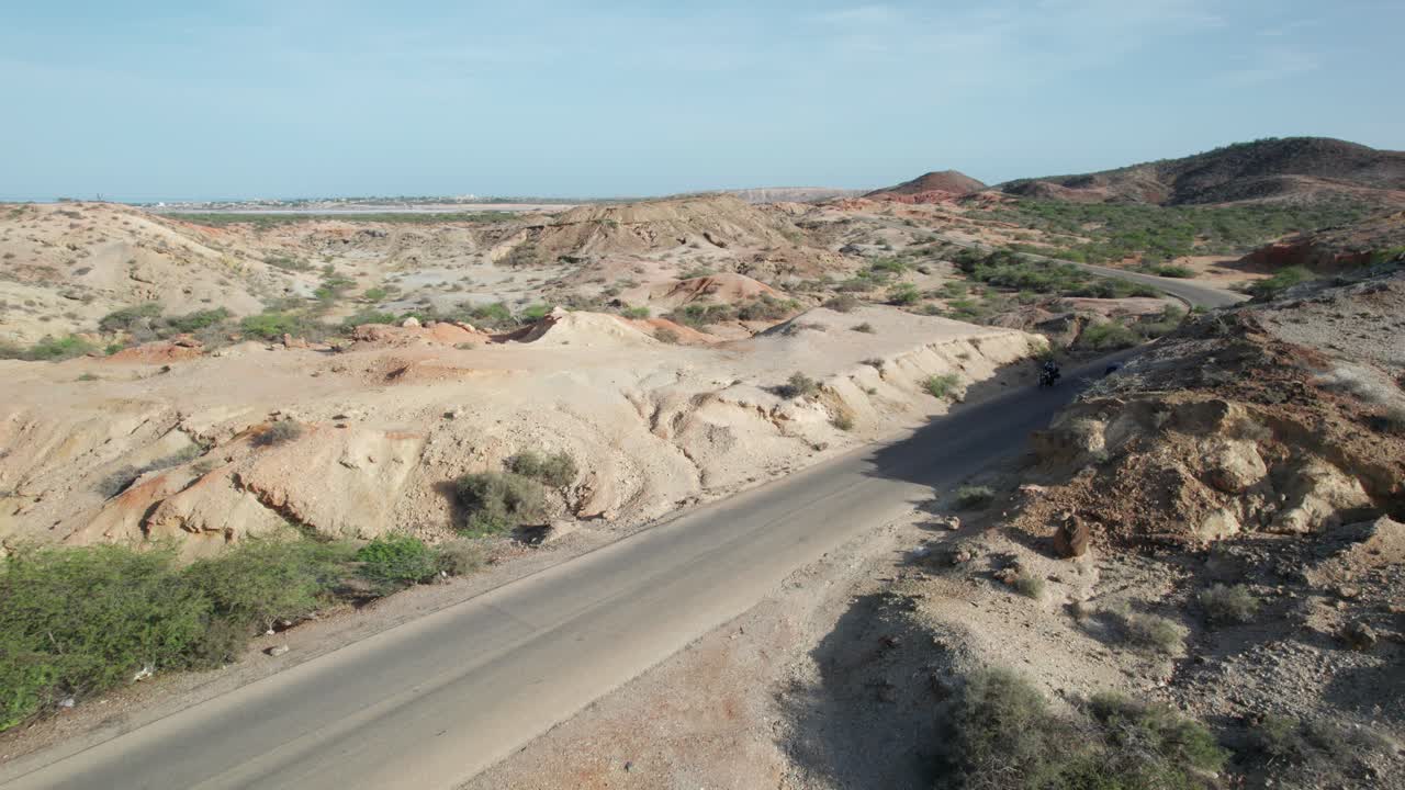 Vista de drone de uma estrada vazia em Araya, paisagem desértica e tranquila