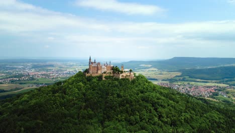 el castillo de hohenzollern, alemania. vuelos aéreos de aviones no tripulados.