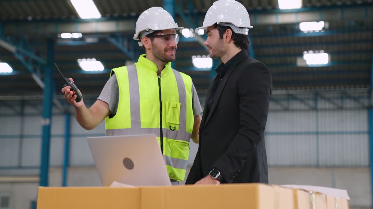 un apretón de manos exitoso con el compañero de trabajo que muestra el éxito del proyecto .