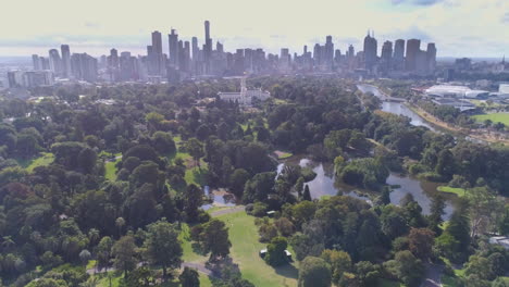 Toma-Aérea-En-órbita-Desde-Los-Jardines-Botánicos-Hasta-El-Recinto-Y-El-Horizonte-Del-Parque-De-Melbourne