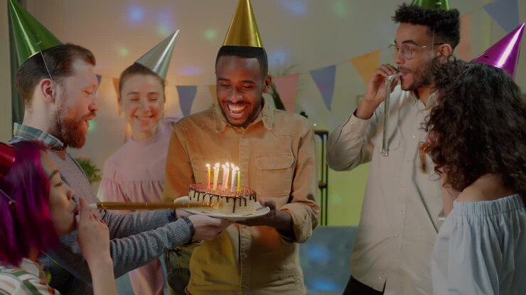 Des amis célèbrent un anniversaire