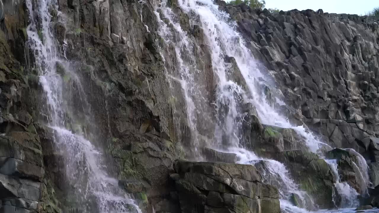 cascada en la reserva escénica de hopkins falls, cudgee victoria australia - atracción great ocean road