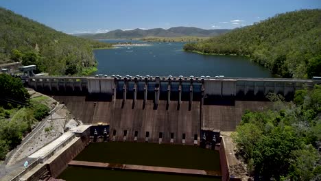 antena hacia la presa de somerset a través del río stanley