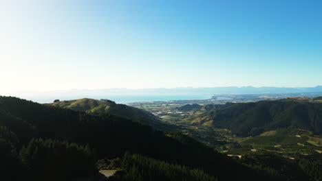 Hermoso-Paisaje-Aéreo-Desde-La-Actividad-De-Trekking-Al-Aire-Libre-De-La-Colina-Takaka,-Nueva-Zelanda