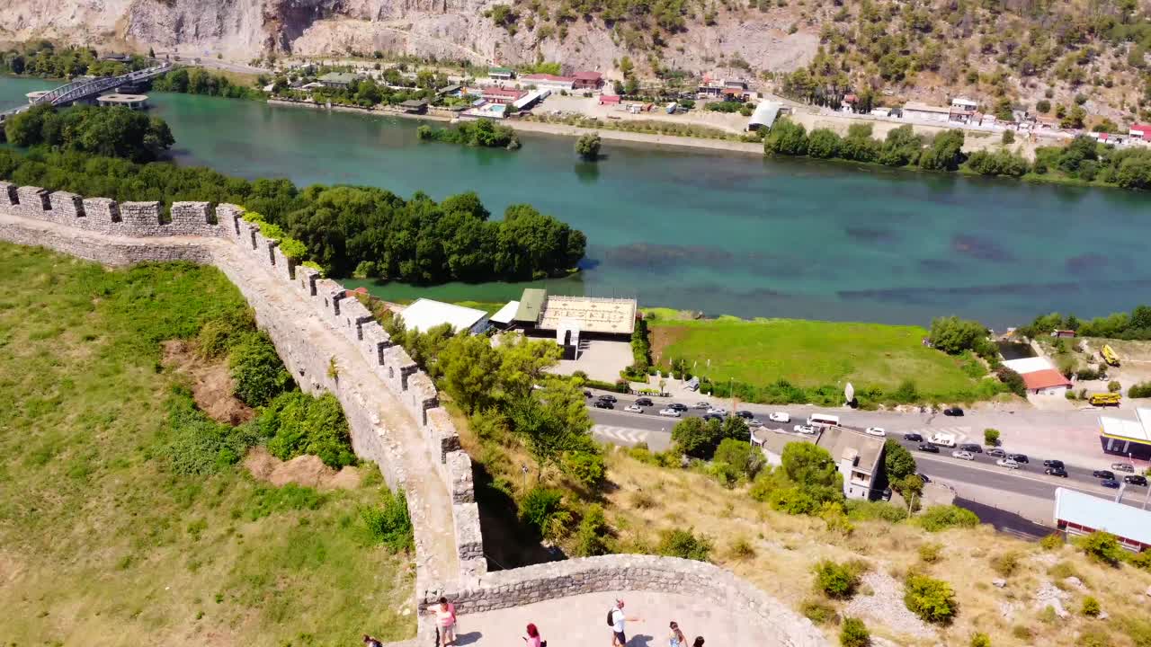 Maisemakuva linnasta, jossa on vuoria ja joki