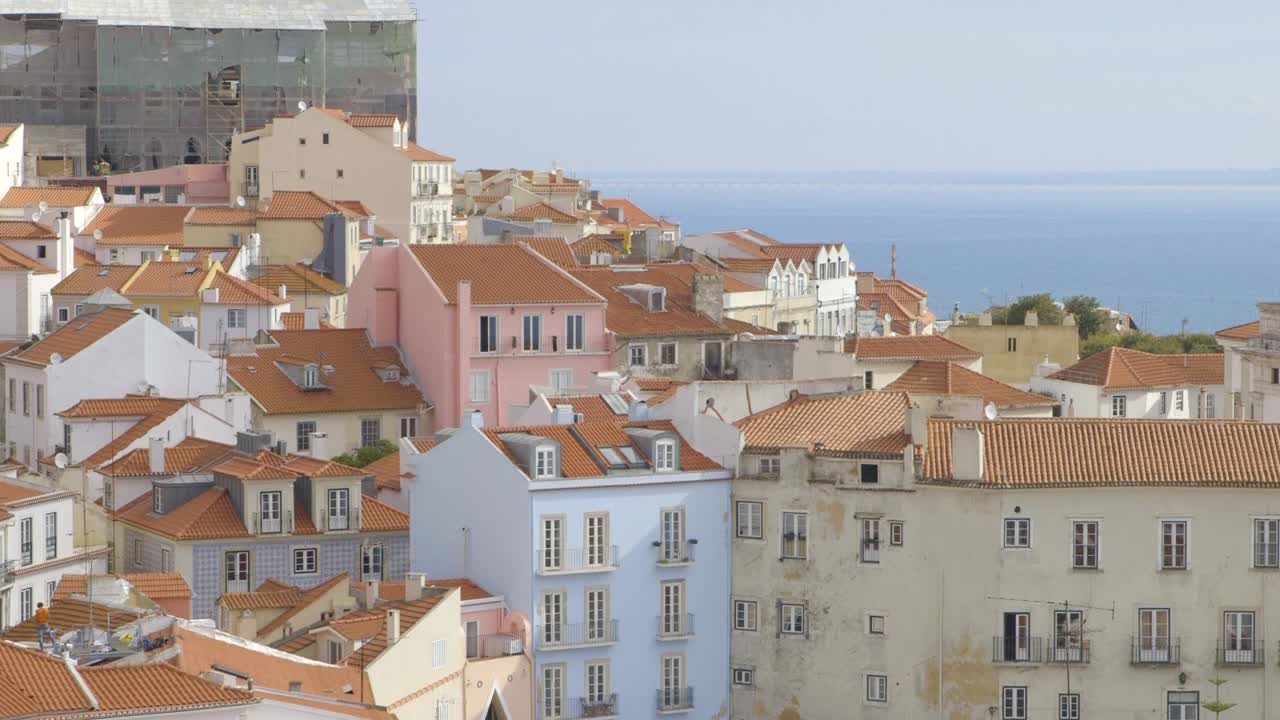 Vista dal Miradouro das Portas do Sol filmata a Lisbona, Portogallo