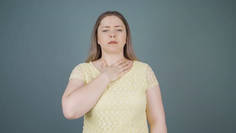 mujer joven con dificultad para respirar.