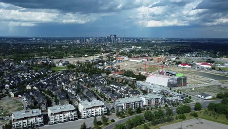 Impresionantes-Vistas-Aéreas-De-Los-Distritos-Del-Centro-De-Calgary,-Canadá