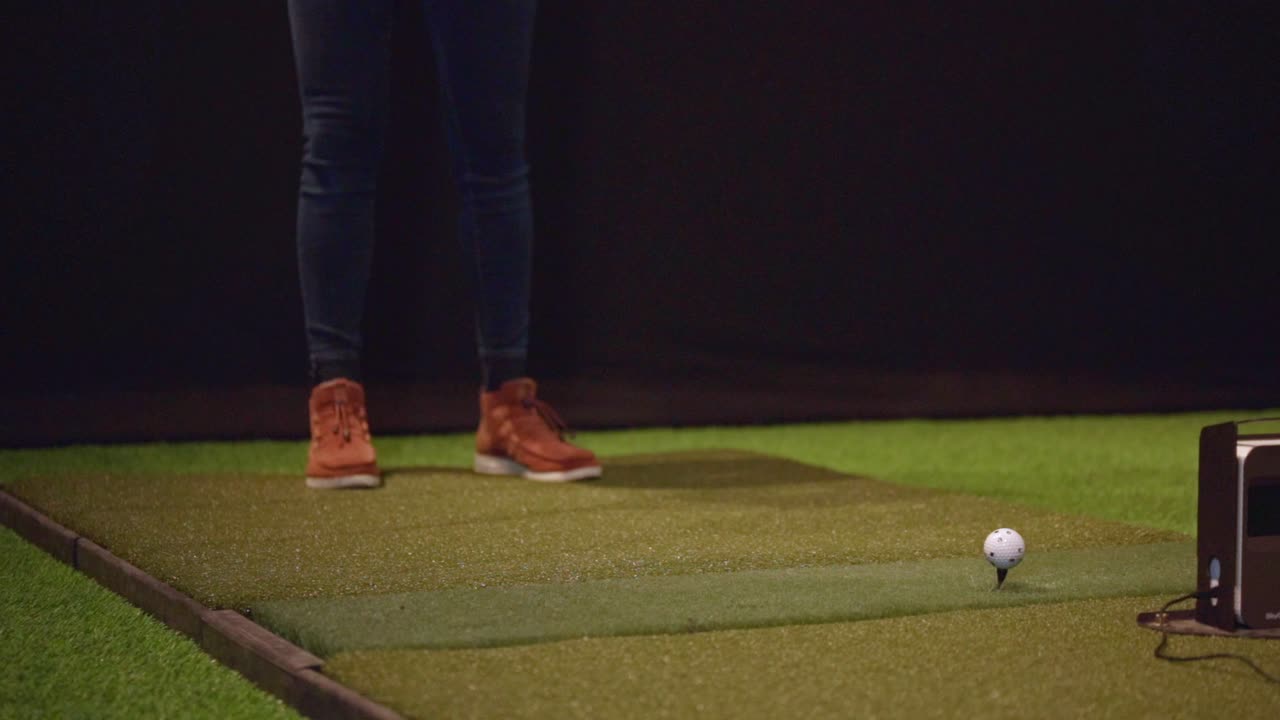 imagen recortada de una persona practicando golf con el club de golf balanceándose
