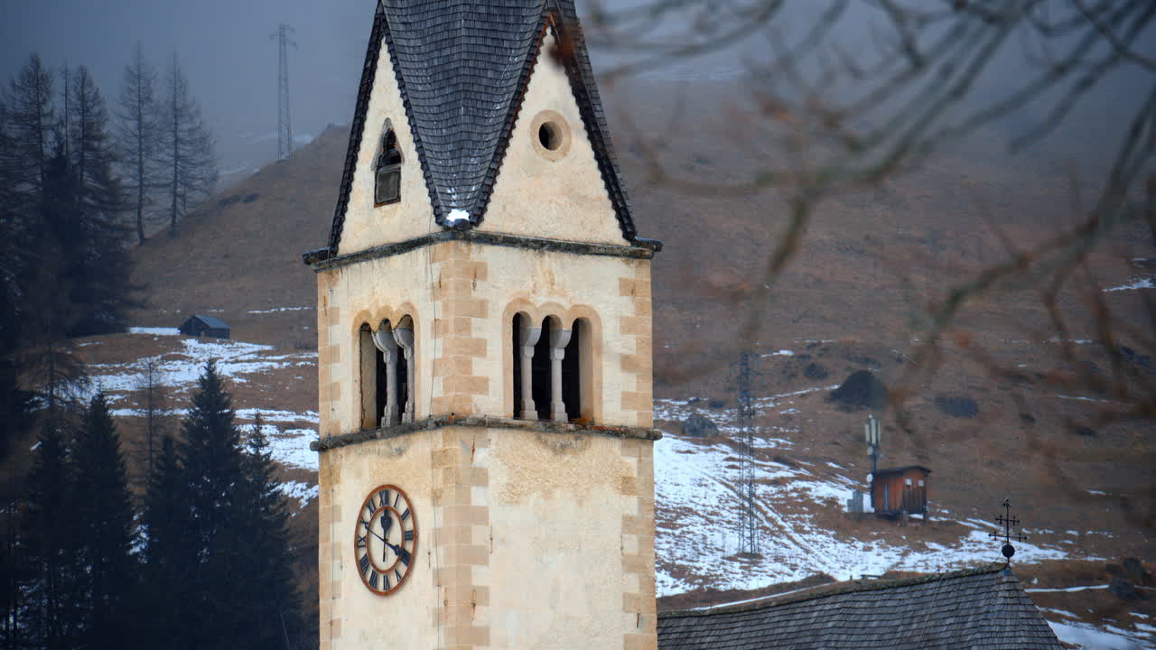 Fjernudsigt af Chiesa di Arabba i Arabba-landsbyen i Dolomitterne, Italien