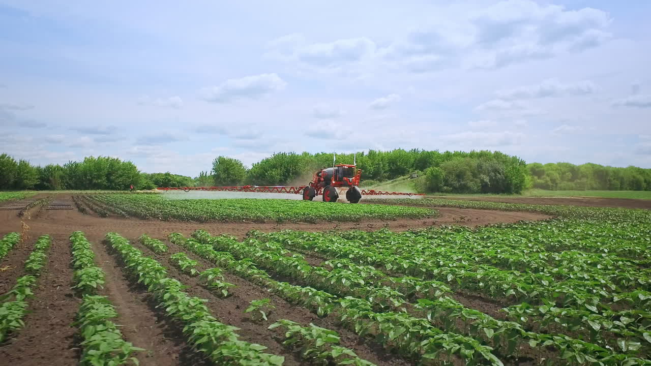 pulverizador agrícola en la planta de riego del campo agrícola. maquinaria agrícola
