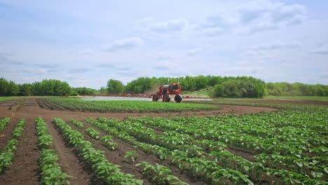 pulverizador agrícola en la planta de riego del campo agrícola. maquinaria agrícola