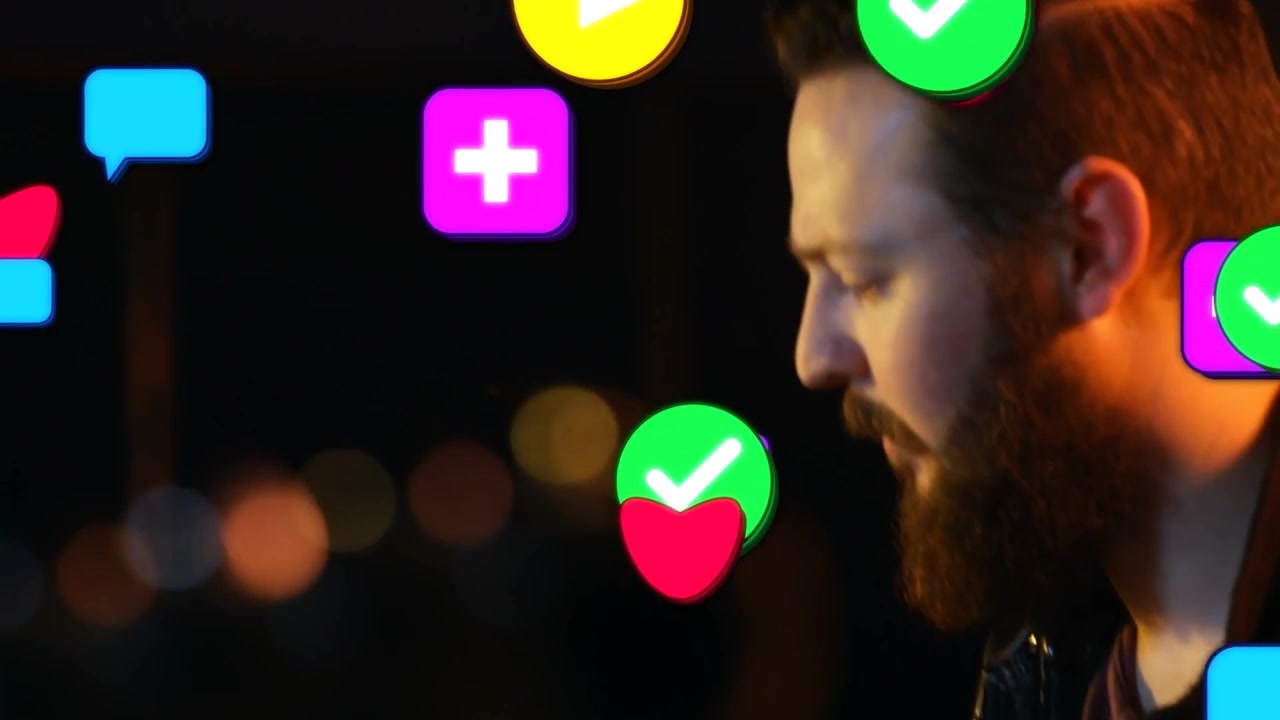 Kitaristi soittaa sähkökitaraa musiikkilavalla, sosiaalisen median kuvakkeita ilmestyy ja monistuu hänen ylleen.