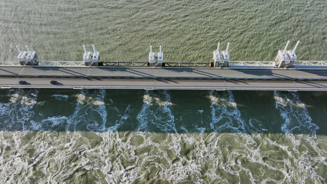 화창한 날 네덜란드 zeeland에 있는 동부 scheldt 폭풍 해일 장벽에 열린 수문의 공중 오버헤드 샷