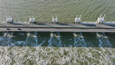 Luftaufnahme-Von-Geöffneten-Schleusen-Am-Sturmflutwehr-Der-Oosterschelde-In-Zeeland,-Niederlande,-An-Einem-Sonnigen-Tag