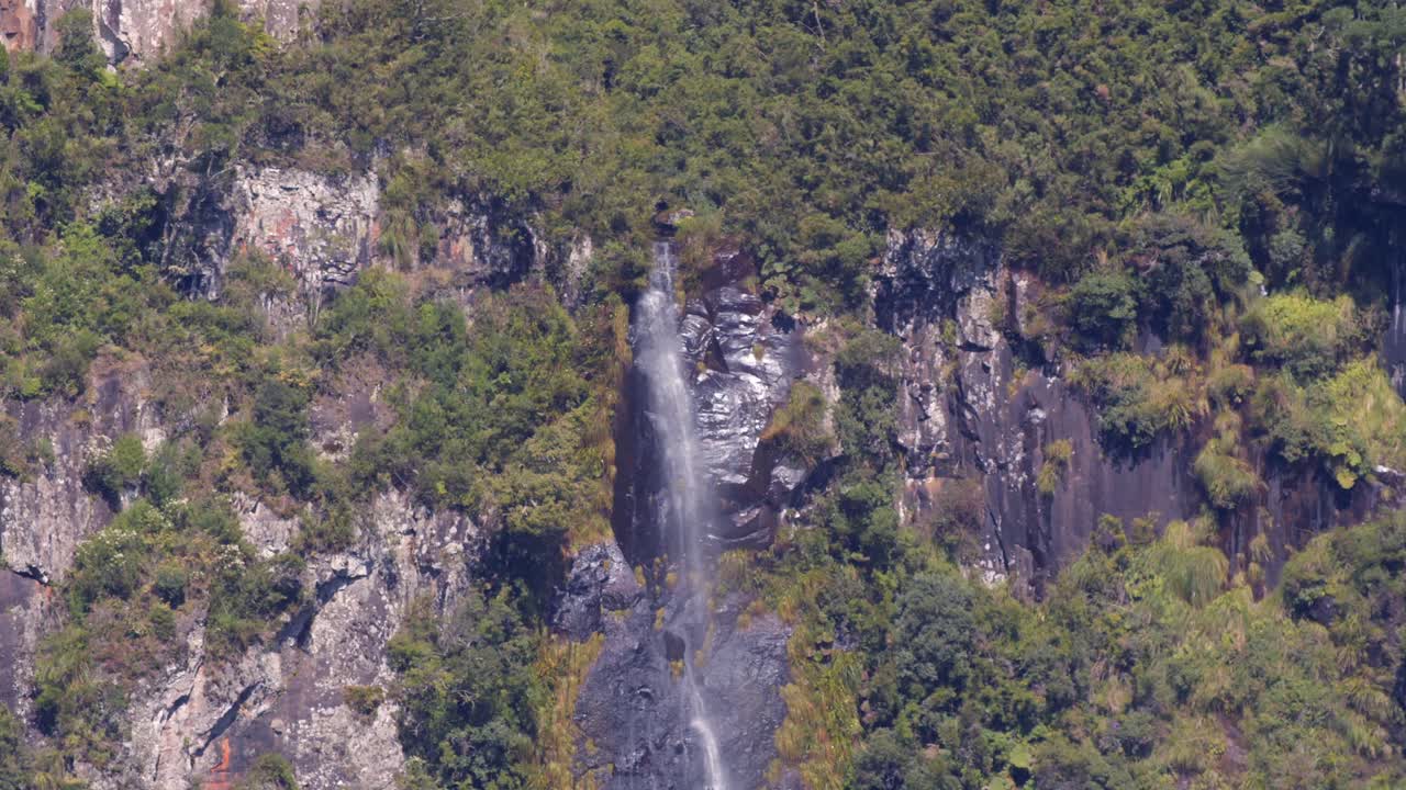 las cataratas del cañón de la fortaleza de cambara do sul en el parque nacional de serra geral, cambara do sur, río grande do sul, brasil