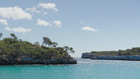 Ruhiger-Strand-Cala-Mondrago-Mit-Kristallklarem,-Türkisfarbenem-Wasser,-Mallorca